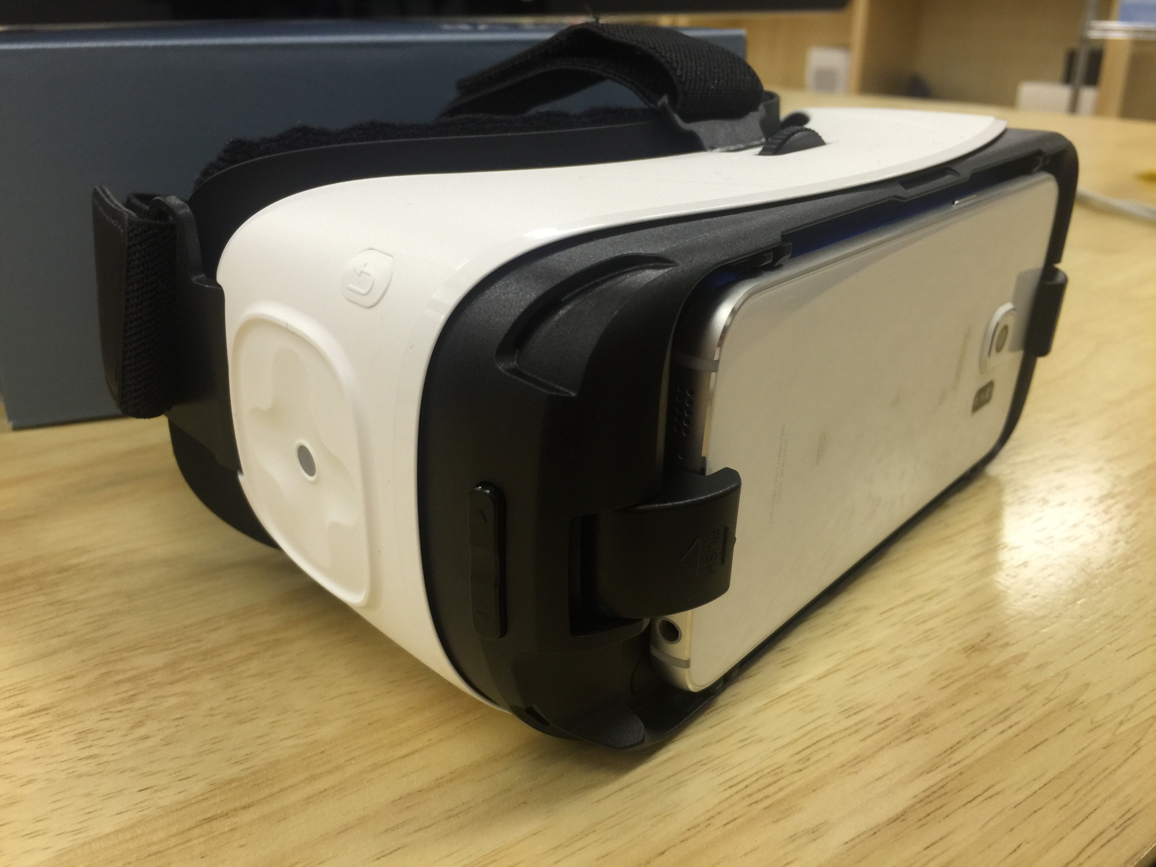 図A-1 Samsung Galaxy S6 edgeをGear VRに装着したところ